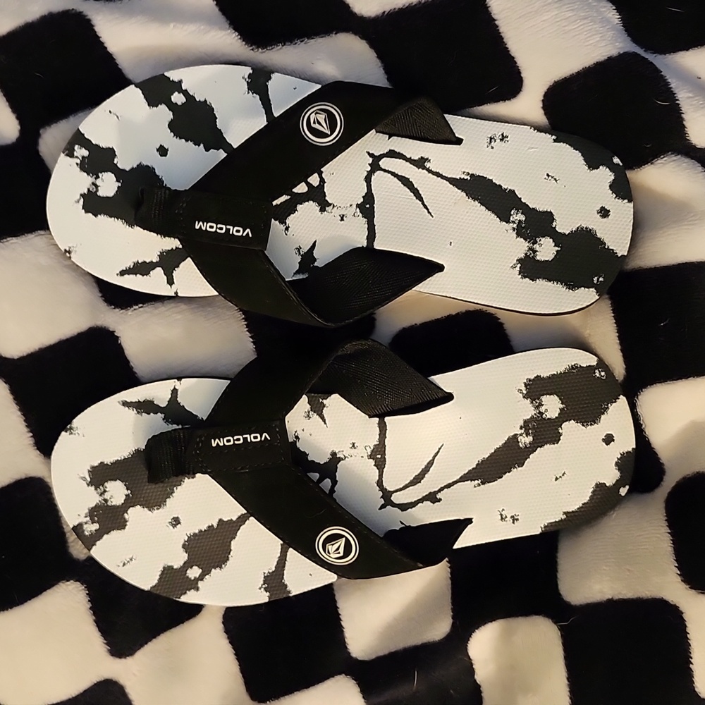 Volcom flip flops never worn size 7 guys size 9 girls black and white brand new